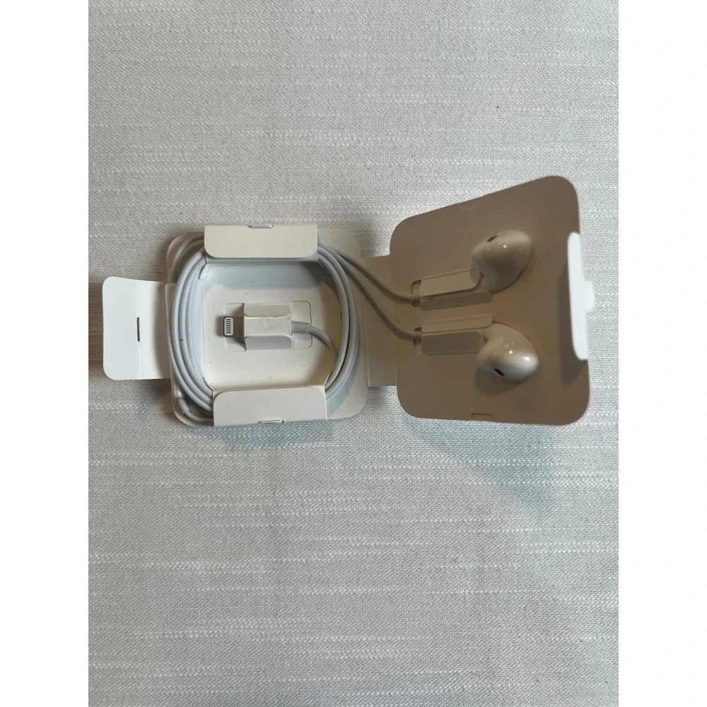 Apple EarPods with Lightning Connector MMTN2AM/A White In-Ear Headphones